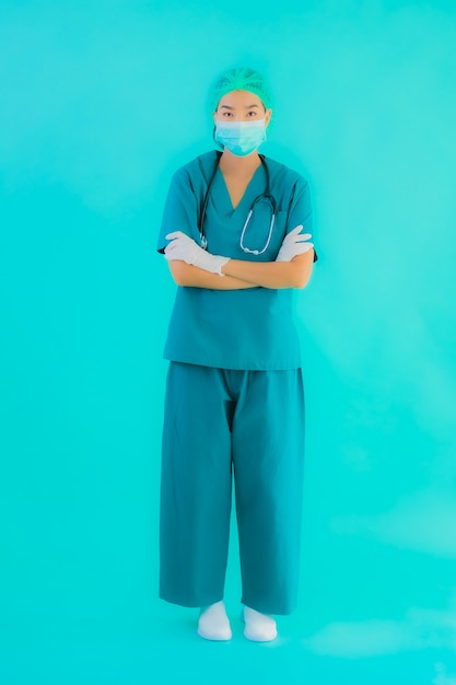 jeune femme médecin asiatique avec masque et lunettes