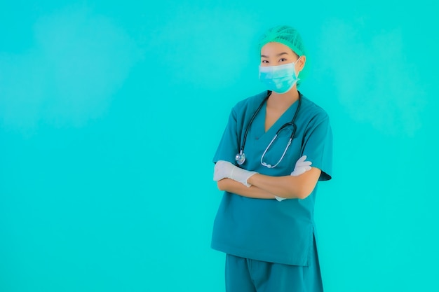 jeune femme médecin asiatique avec masque et lunettes