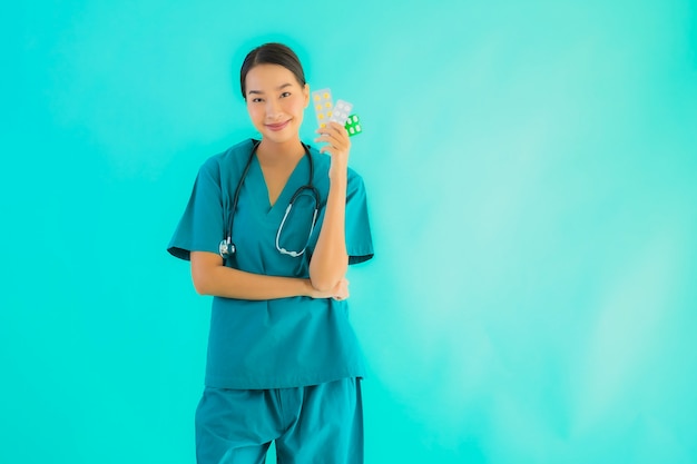 jeune femme médecin asiatique avec pilule ou médicament et médecine