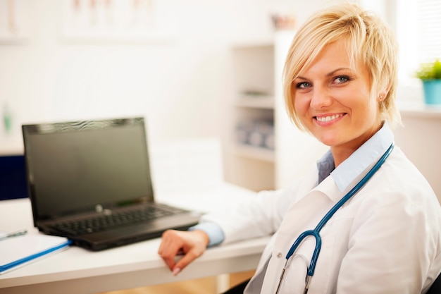 Jeune femme médecin assis dans son bureau