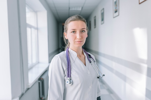 Photo gratuite jeune femme médecin en clinique