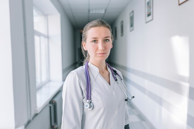 Jeune femme médecin en clinique