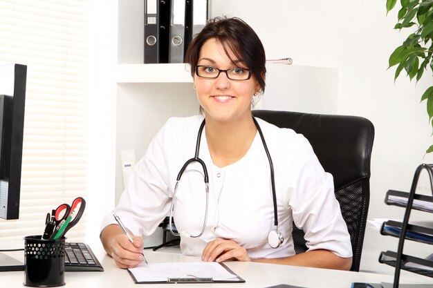 Jeune femme médecin dans son bureau