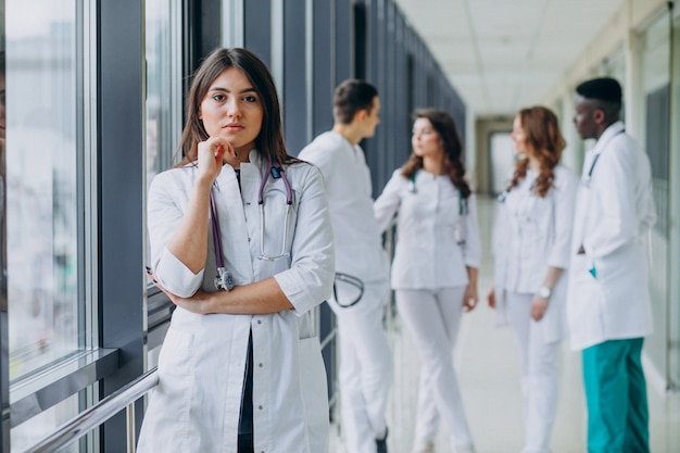 Jeune femme médecin posant dans le couloir de l'hôpital