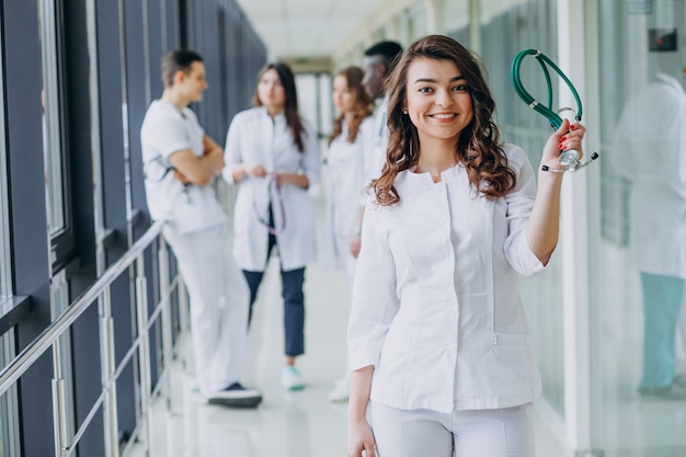 Jeune femme médecin posant dans le couloir de l'hôpital