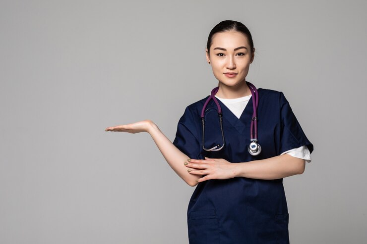 Photo gratuit jeune femme médecin présentant et montrant le produit