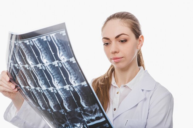 Jeune femme médecin à la radiographie