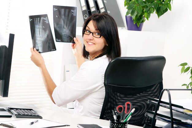 Jeune femme médecin regarde xray