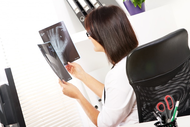 Jeune femme médecin regarde xray