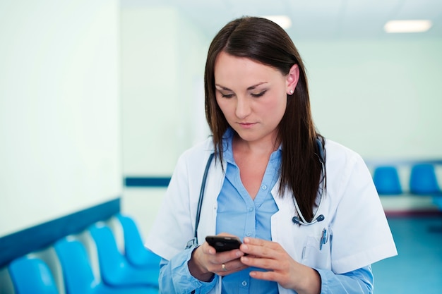 Jeune femme médecin textos