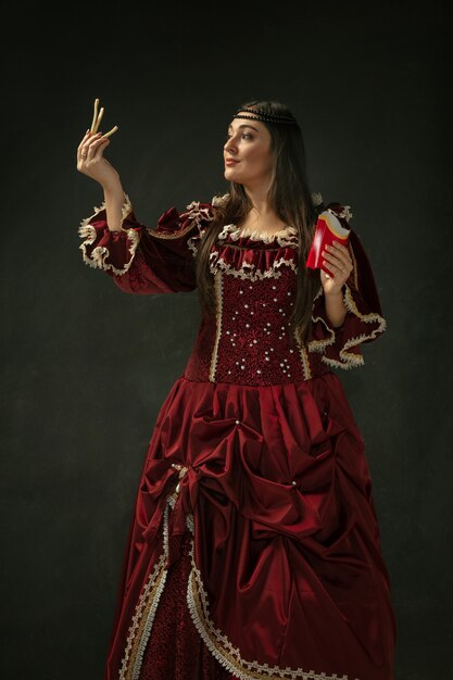 Jeune femme médiévale en costume à l'ancienne