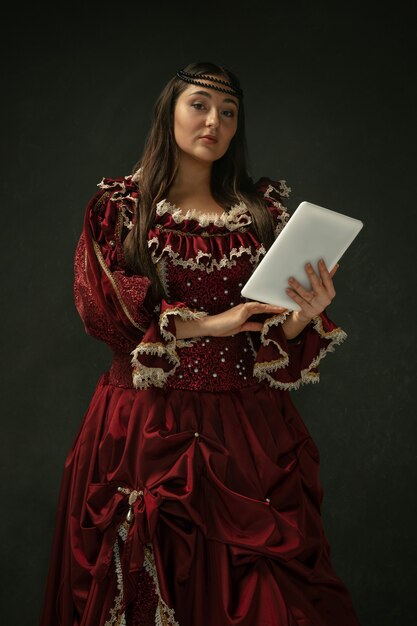 Jeune femme médiévale en costume à l'ancienne