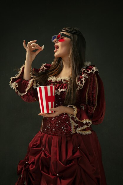 Jeune femme médiévale en costume à l'ancienne