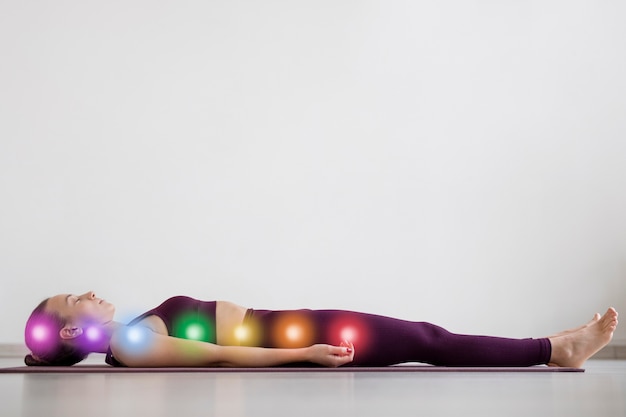 Photo gratuite jeune femme méditant avec des chakras sur son corps