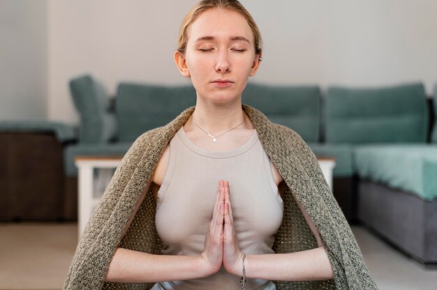 Photo gratuite jeune femme, méditer, chez soi