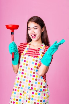 Jeune femme de ménage avec nettoyage
