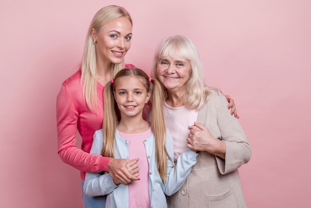 Jeune, femme, mère, grand-mère, tenue, mains