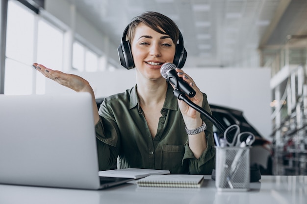 Jeune femme, à, microphone, enregistrement, voix