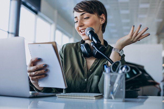 Jeune femme, à, microphone, enregistrement, voix