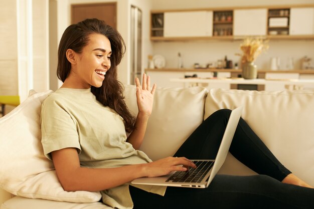 Jeune femme mignonne posant à l'intérieur