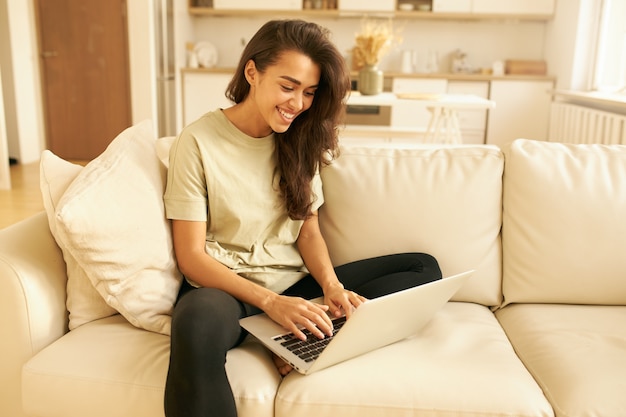 Jeune femme mignonne posant à l'intérieur