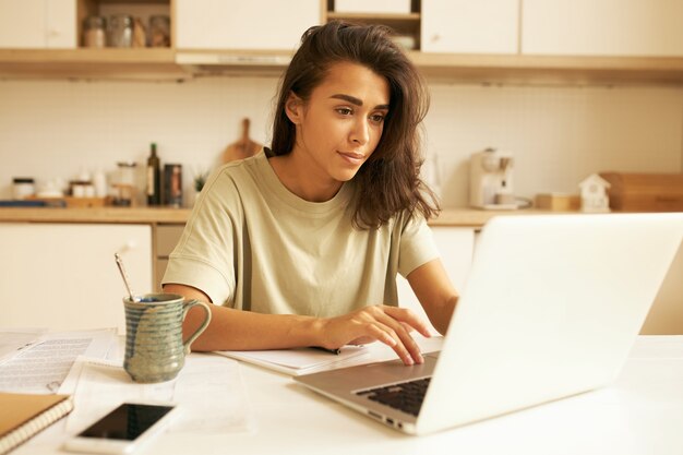 Jeune femme mignonne posant à l'intérieur