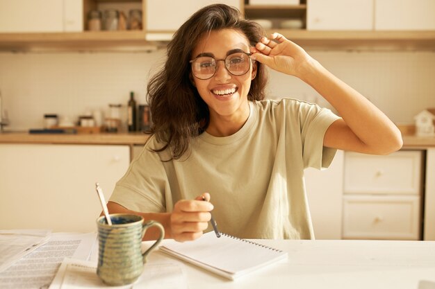 Jeune femme mignonne posant à l'intérieur