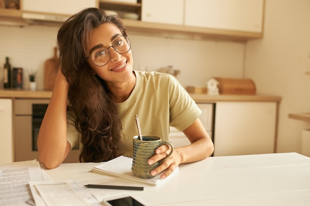 Jeune femme mignonne posant à l'intérieur