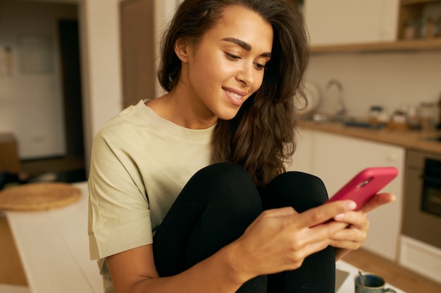 Jeune femme mignonne posant à l'intérieur