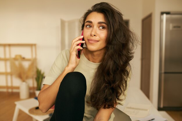 Jeune femme mignonne posant à l'intérieur