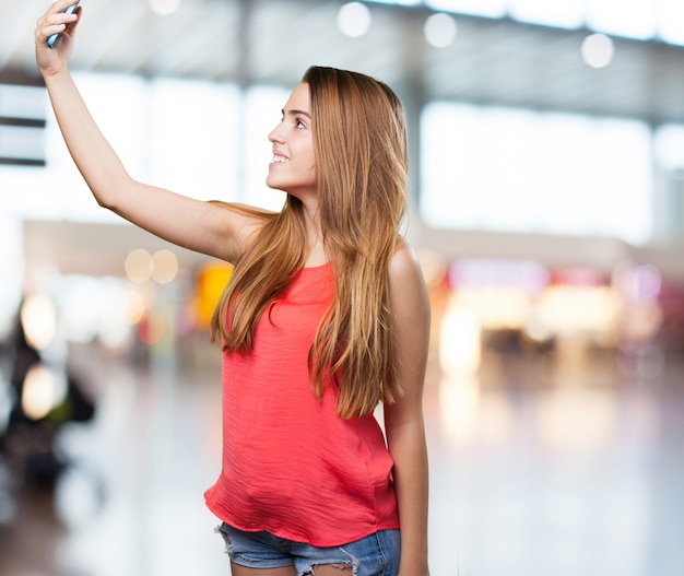 jeune femme mignonne prendre un selfie sur fond blanc