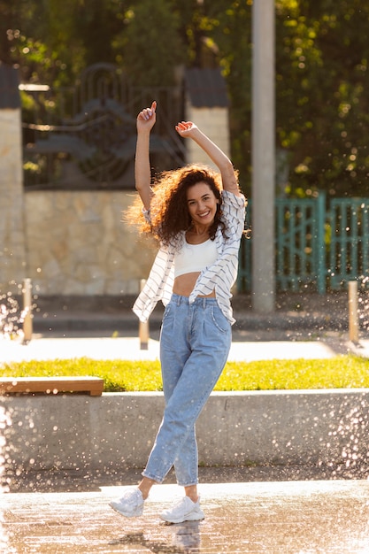 Photo gratuite jeune femme à la mode posant à l'extérieur