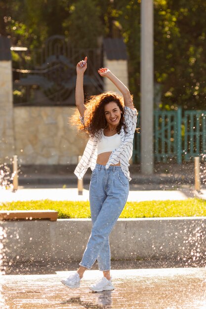 Jeune femme à la mode posant à l'extérieur