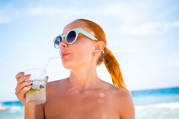 Jeune femme avec mojito