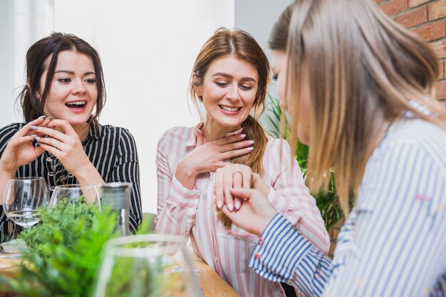 Jeune femme montrant la bague