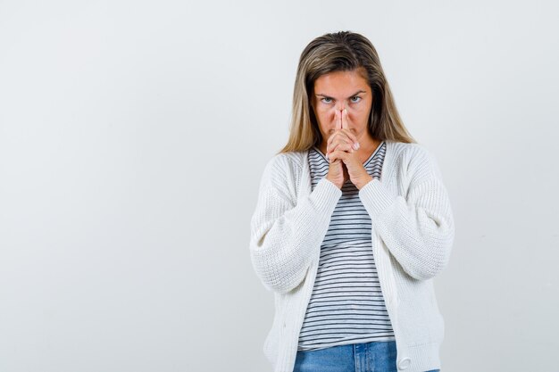 Jeune femme montrant le geste du pistolet en t-shirt, veste et à la recherche de calme. vue de face.