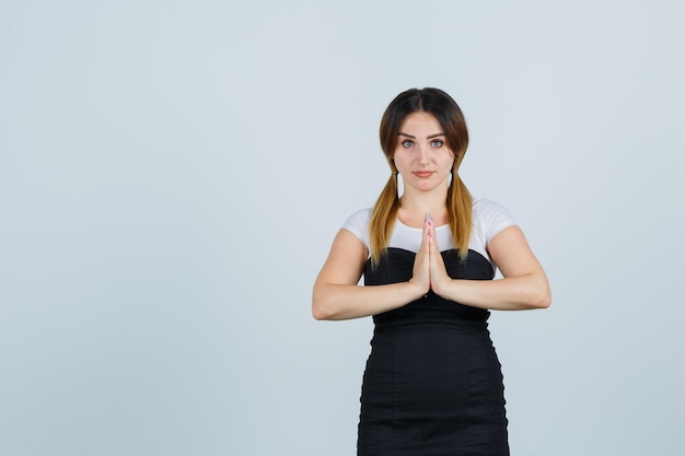 Photo gratuite jeune femme montrant le geste de namaste