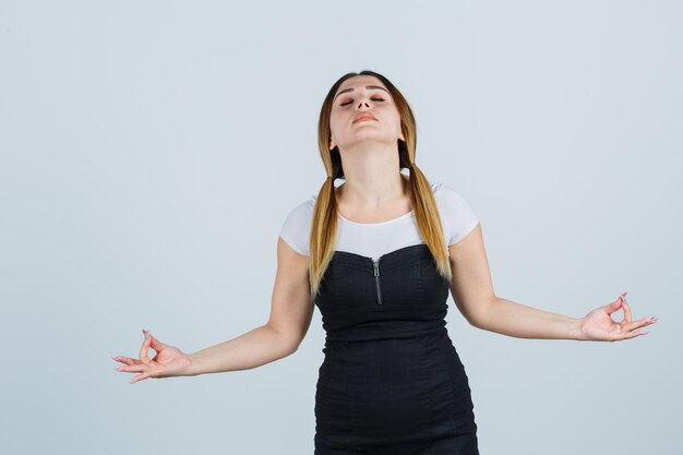 Jeune femme montrant le geste de yoga