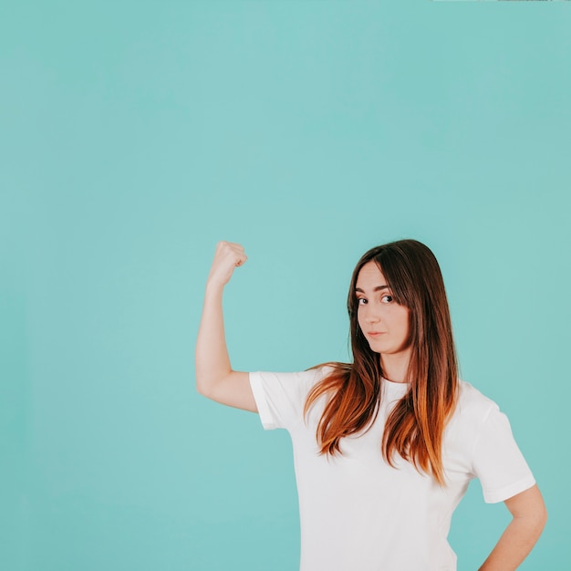 Jeune femme montrant des muscles