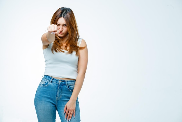 Jeune femme montrant le poing fermé