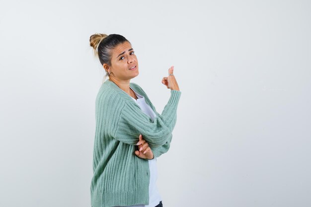 Jeune Femme Montrant Le Pouce En T-shirt, Veste Et à L'air Confiant