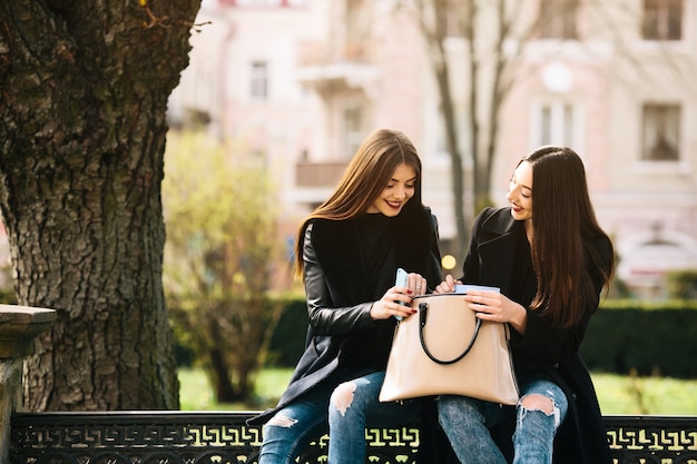 Jeune femme montrant quelque chose à son ami