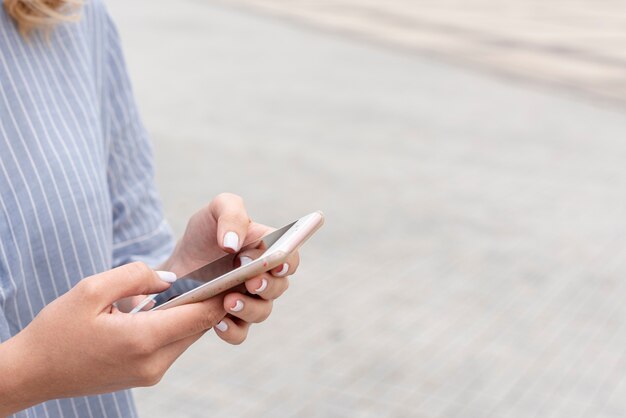 Jeune femme naviguant sur son téléphone portable