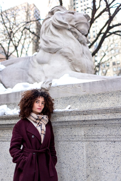 Jeune femme à new york pendant la journée