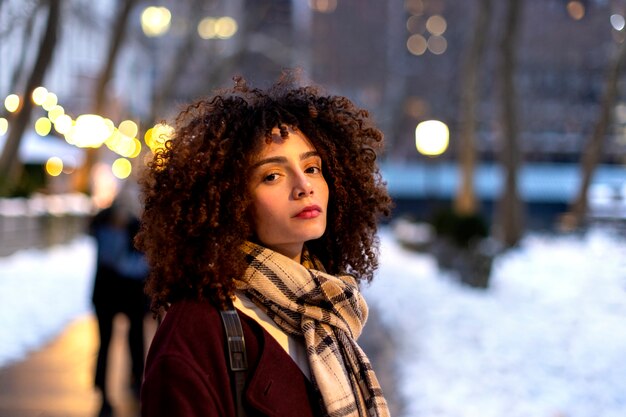 Jeune femme à new york pendant la journée