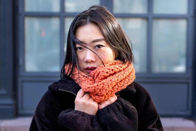 Jeune femme à new york pendant la journée