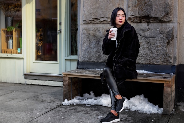 Jeune femme à new york pendant la journée