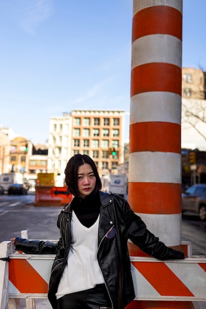 Photo gratuite jeune femme à new york pendant la journée