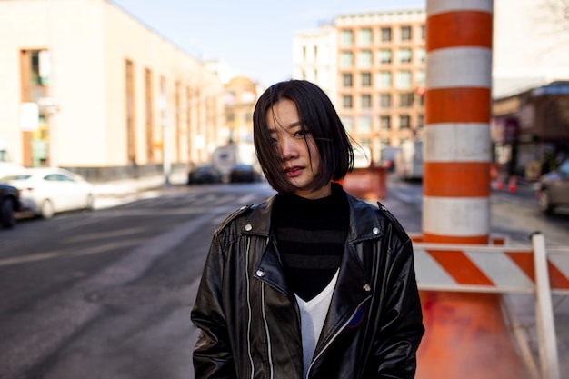 Jeune femme à new york pendant la journée