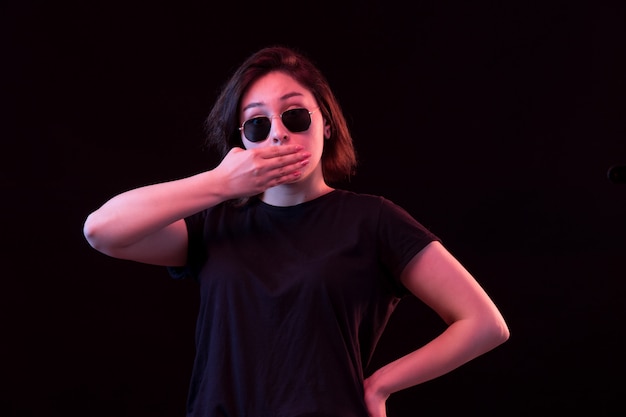 Jeune femme, à, noir, t-shirt, et, lunettes soleil